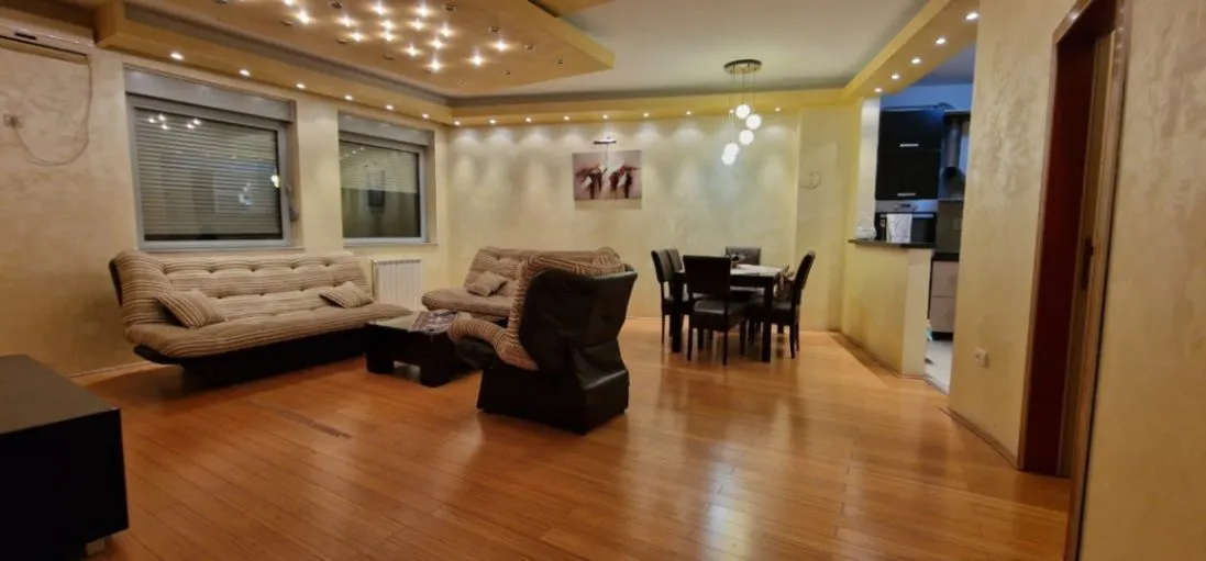 Izdavanje, trosoban stan, 100m², Centar, Novi Sad