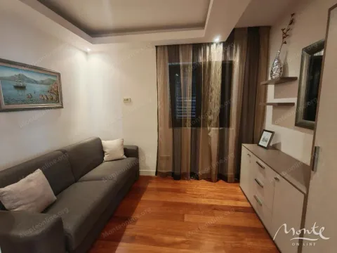 Dnevna soba sa garniturom za sjedenje, komodom i prozorom sa zavjesama. - image 16