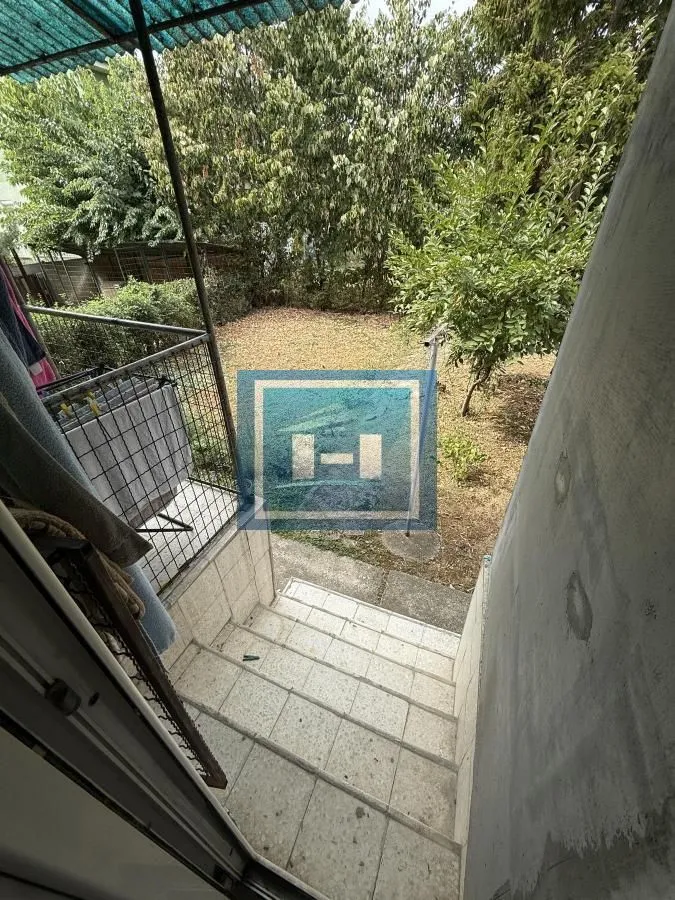 Pogled sa terase na dvorište i zelenilo.