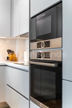 Moderna kuhinja sa ugrađenom rernom i mikrotalasnom pećnicom. - image 11