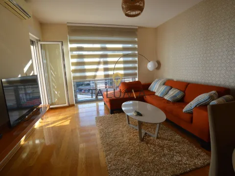 Izdavanje, trosoban stan, 100m2, Blok 6, Podgorica Izdavanje, trosoban stan, 100m2, Blok 6, Podgorica