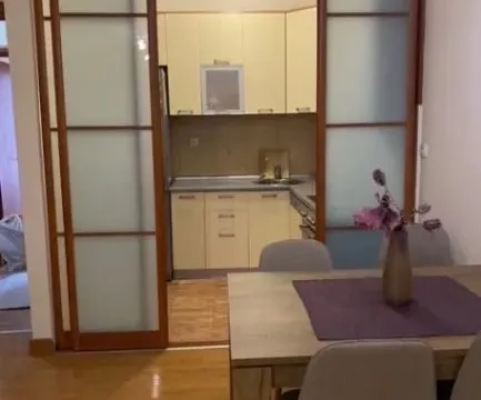 Izdavanje, dvosoban stan, 80m², Vezirov Most, Podgorica - image 2