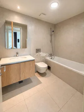 Moderno kupatilo opremljeno umivaonikom, toaletom i kadom. - image 6