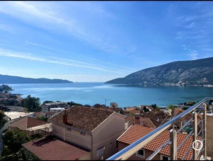 Izdavanje, trosoban stan, 130m², Igalo, Herceg Novi