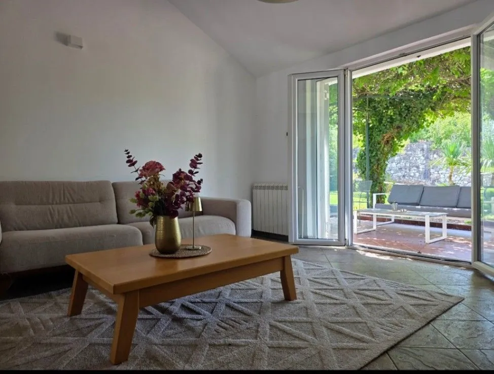 Izdavanje, kuća, 250m², Mareza, Podgorica