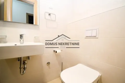 Izdavanje, dvosoban stan, 70m², Master Kvart, Podgorica - image 10