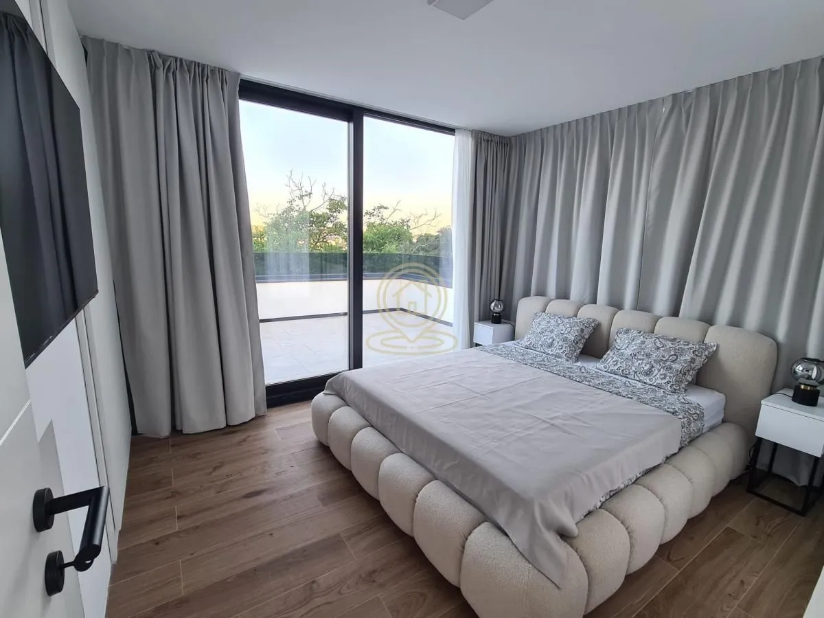 Izdavanje, trosoban stan, 200m², Savski Venac, Beograd