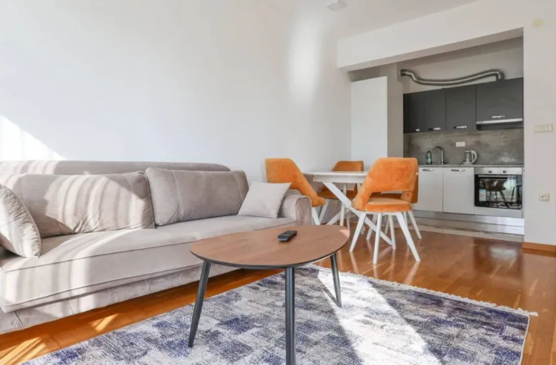 Izdavanje, dvosoban stan, 64m², Bečići, Budva