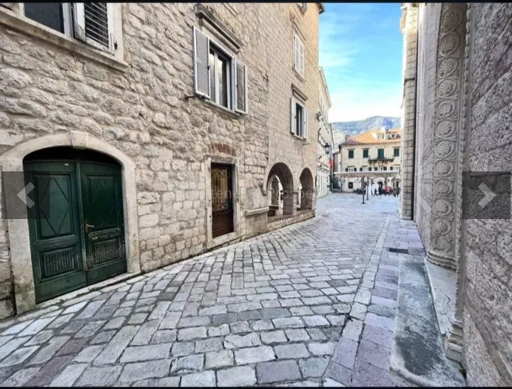 Prodaja, dvosoban stan, 84m², Stari Grad Kotor, Kotor