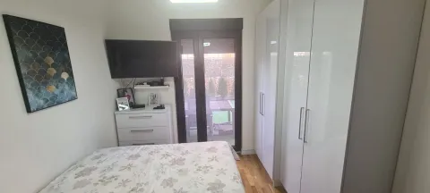 Namještena spavaća soba sa bračnim krevetom, bijelim plakarima i izlazom na dvorište. - image 13