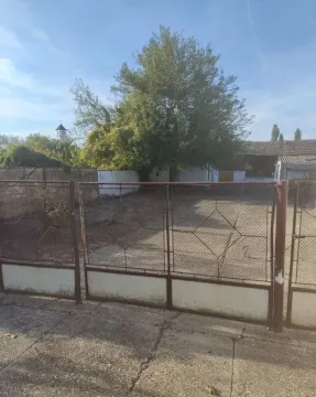 Pogled na dvorište i ulaznu kapiju imanja. - image 15