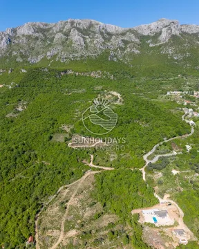 Pogled iz vazduha na zemljište i prirodno okruženje sa planinom u pozadini. - image 8