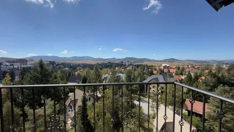 Pogled sa balkona na okolno naselje i planine. - image 12