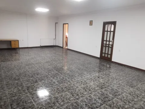 Izdavanje, poslovni prostor, 65m², Centar, Nikšić - image 1