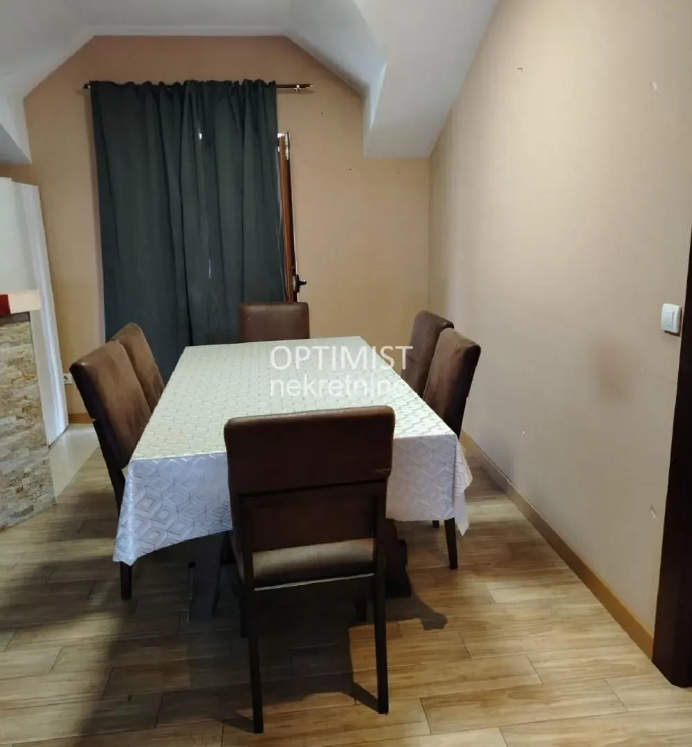 Izdavanje, četvorosoban stan, 220m², Surčin, Beograd