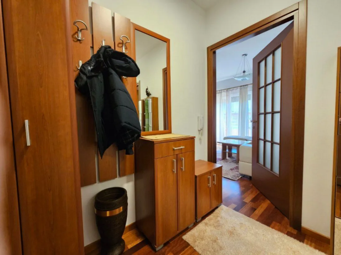 Izdavanje, dvosoban stan, 86m², City Kvart, Podgorica
