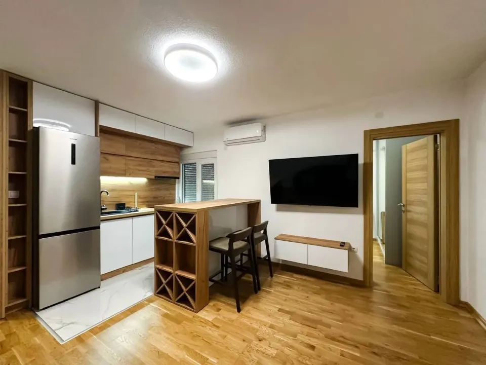 Izdavanje, jednosoban stan, 40m², Tivat, Crna Gora