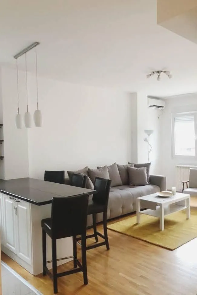 Izdavanje, trosoban stan, 50m², Slavujev Venac, Zvezdara Sve Podlokacije
