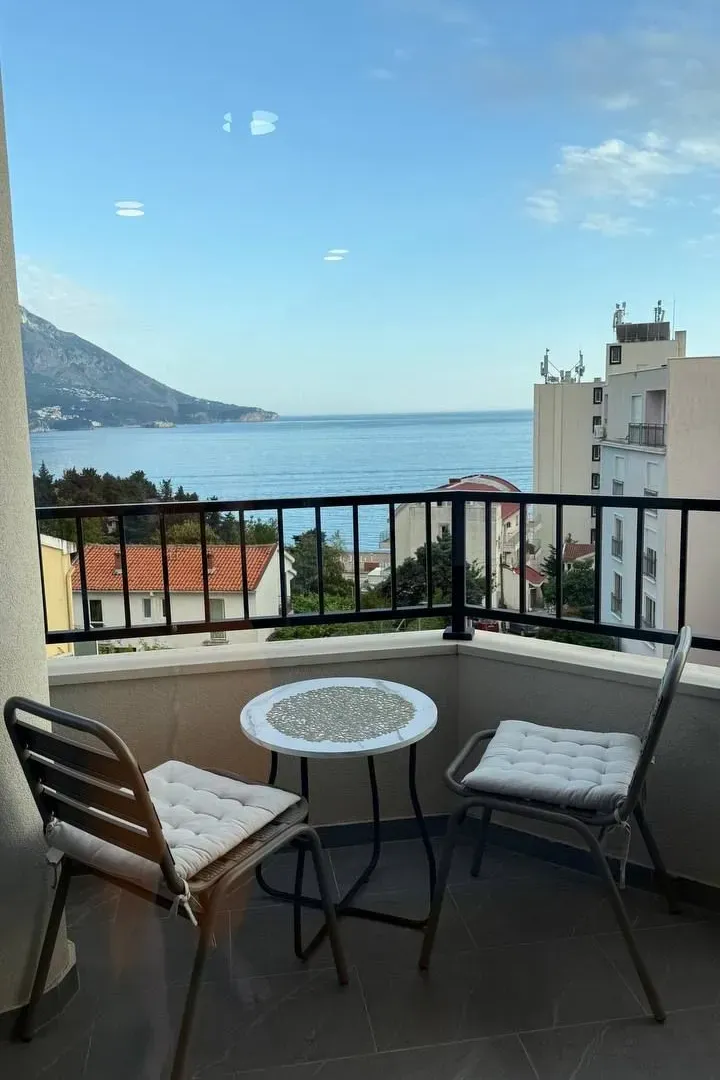 Izdavanje, jednosoban stan, 55m², Bečići, Budva