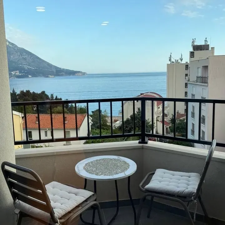 Rent, one bedroom apartment, 55m², Bečići, Budva