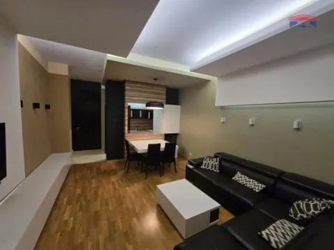 Dnevna soba sa trpezarijom i modernim nameštajem. - image 3