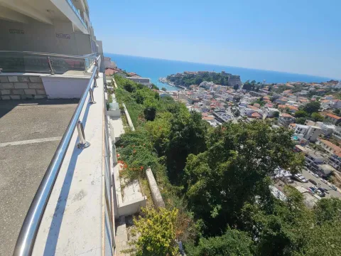 Pogled sa terase na grad i more. - image 11