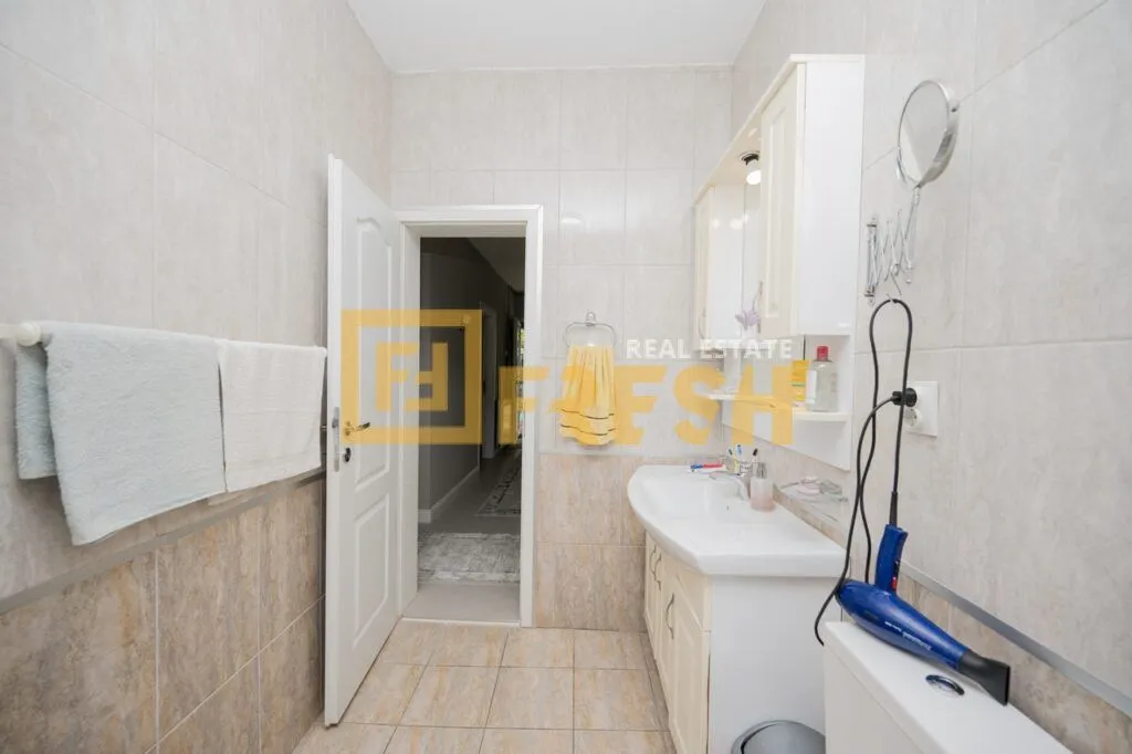 Sale, house, 350m², Vranići, Podgorica