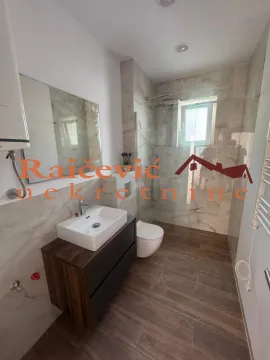 Moderno kupatilo sa tuš kabinom, umivaonikom i ugradnom sanitarijom. - image 10