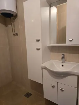 Manje kupatilo sa umivaonikom, ormarićem i bojlerom. - image 13
