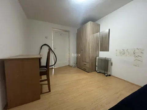 Nameštena spavaća soba sa ormanom, pisaćim stolom i radijatorom. - image 4