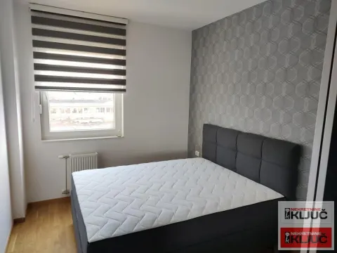 Nameštena spavaća soba sa bračnim krevetom i prozorom. - image 7