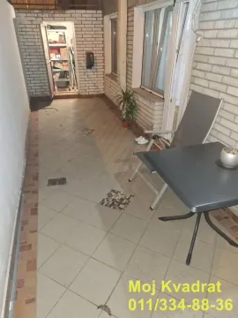 Popločana terasa sa garniturom za sedenje i pogledom na unutrašnje dvorište. - image 12