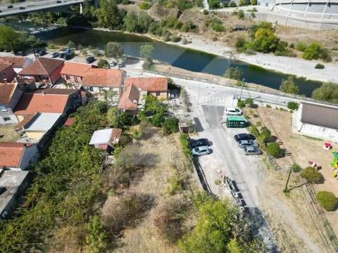 Pogled iz vazduha na kuću sa dvorištem i okolinom pored rijeke. - image 2