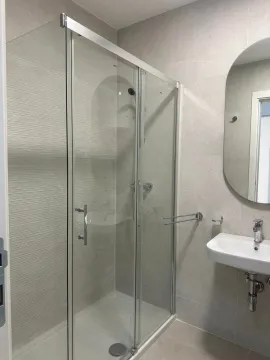 Moderno opremljeno kupatilo sa tuš kabinom i umivaonikom. - image 6