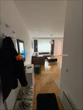 Pogled iz hodnika na dnevnu sobu sa garniturom i parketom. - image 11