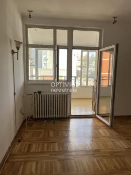 Prazna soba sa parketom i izlazom na terasu. - image 2