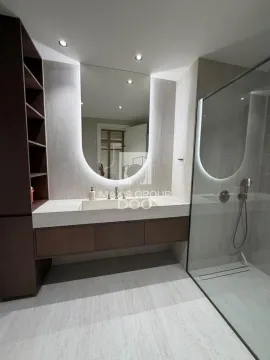 Moderno kupatilo sa umivaonikom, velikim ogledalom i tuš kabinom. - image 16