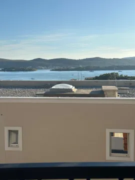 Pogled na more i okolne planine sa terase. - image 7