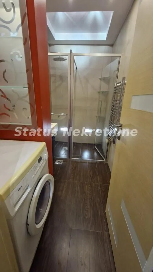 Izdavanje, četvorosoban stan, 116m², Novi Sad, Srbija