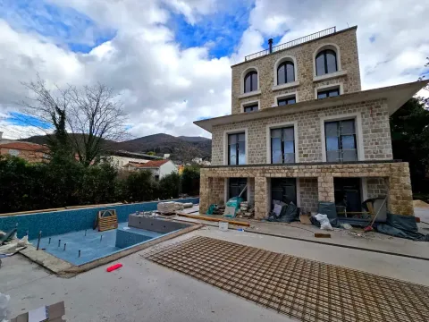 Prodaja, kuća, 374m², Tivat, Crna Gora - image 1