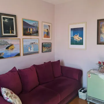 Dnevni boravak sa ljubičastom garniturom i slikama na zidu. - image 13