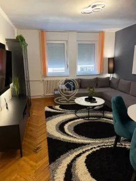 Dnevna soba sa ugaonom garniturom, TV-om i trpezarijskim stolom. - image 2