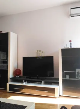 Dnevna soba sa TV komodom i namještajem. - image 9