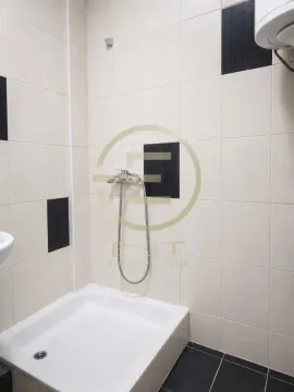 Kupatilo sa tuš kabinom i belim i crnim pločicama. - image 13