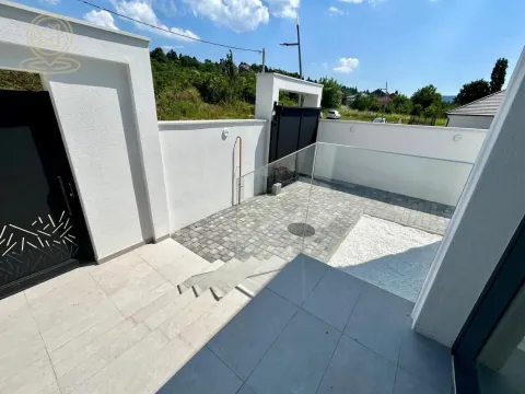 Izdavanje, kuća, 180m², Sremska Kamenica, Petrovaradin - image 21