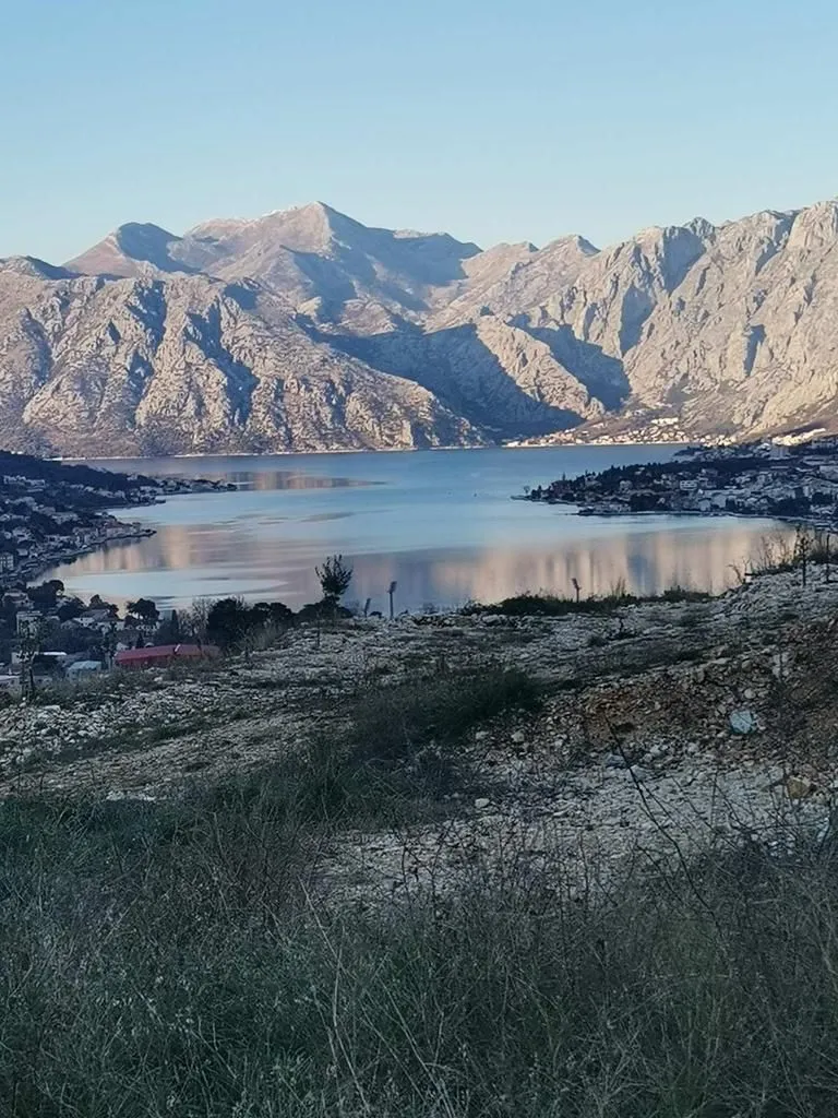 Pogled na more i planine iz okoline nekretnine.