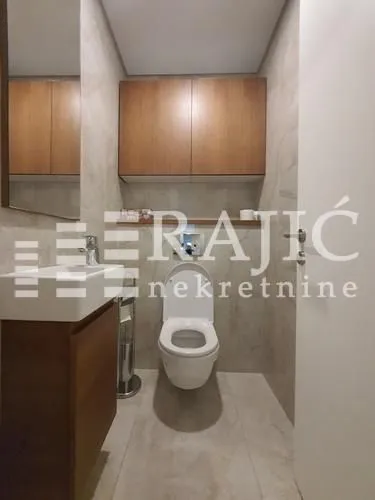 Modernly equipped bathroom with built-in elements and a toilet bowl.