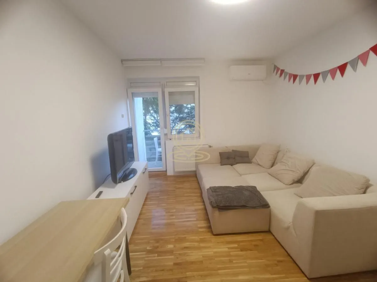 Izdavanje, jednosoban stan, 50m², Grbavica, Novi Sad Sve Podlokacije