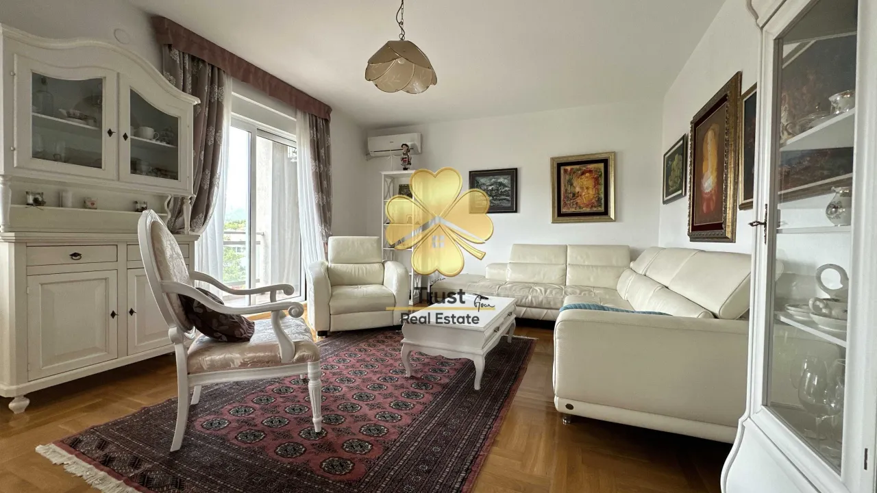 Izdavanje, trosoban stan, 100m², Blok 9, Podgorica