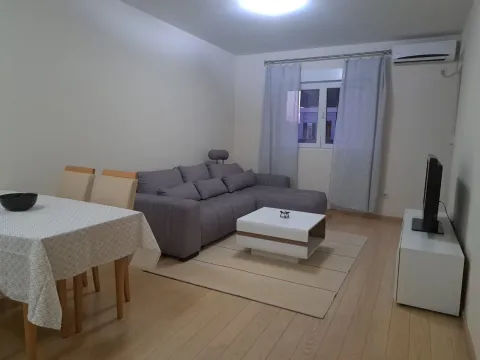 Izdavanje, jednosoban stan, 47m², City Kvart, Podgorica - image 1